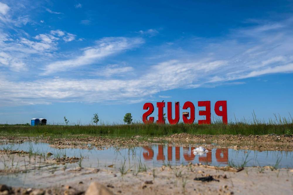 AARON VINCENT ELKAIM / THE NARWHAL
                                Peguis First Nation, which lies in the Interlake flood plain in Manitoba has suffered repeated floods over the years.