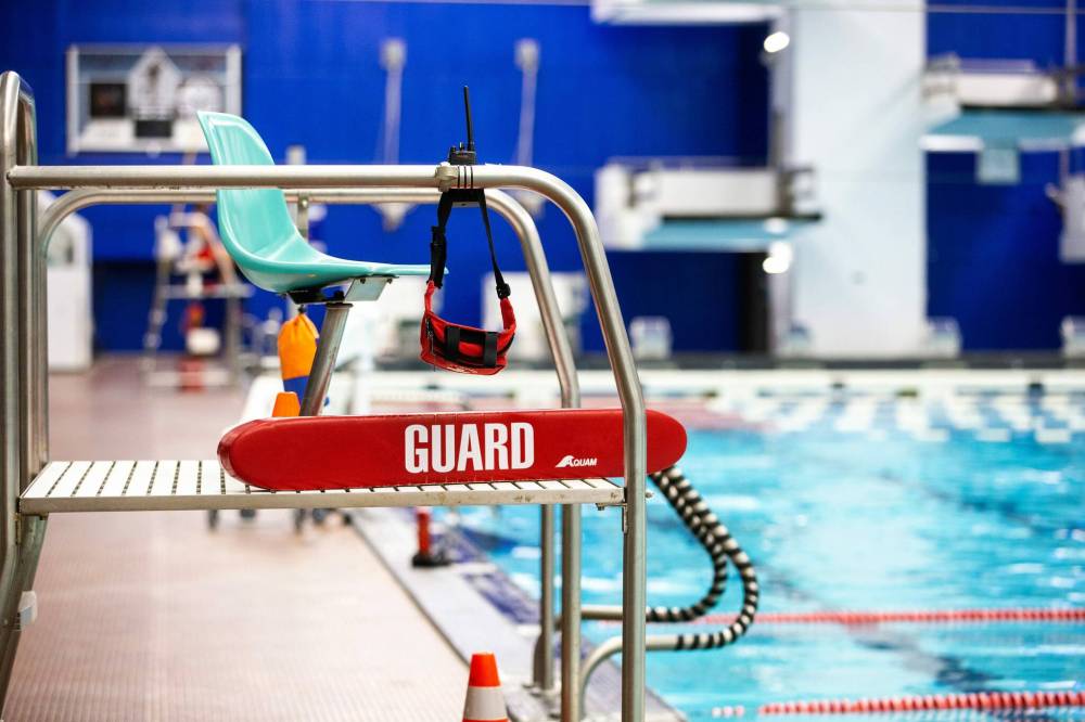 MIKAELA MACKENZIE / WINNIPEG FREE PRESS FILES
There has been a dramatic drop in the number of lifeguards available, compared to pre-COVID-19 pandemic.