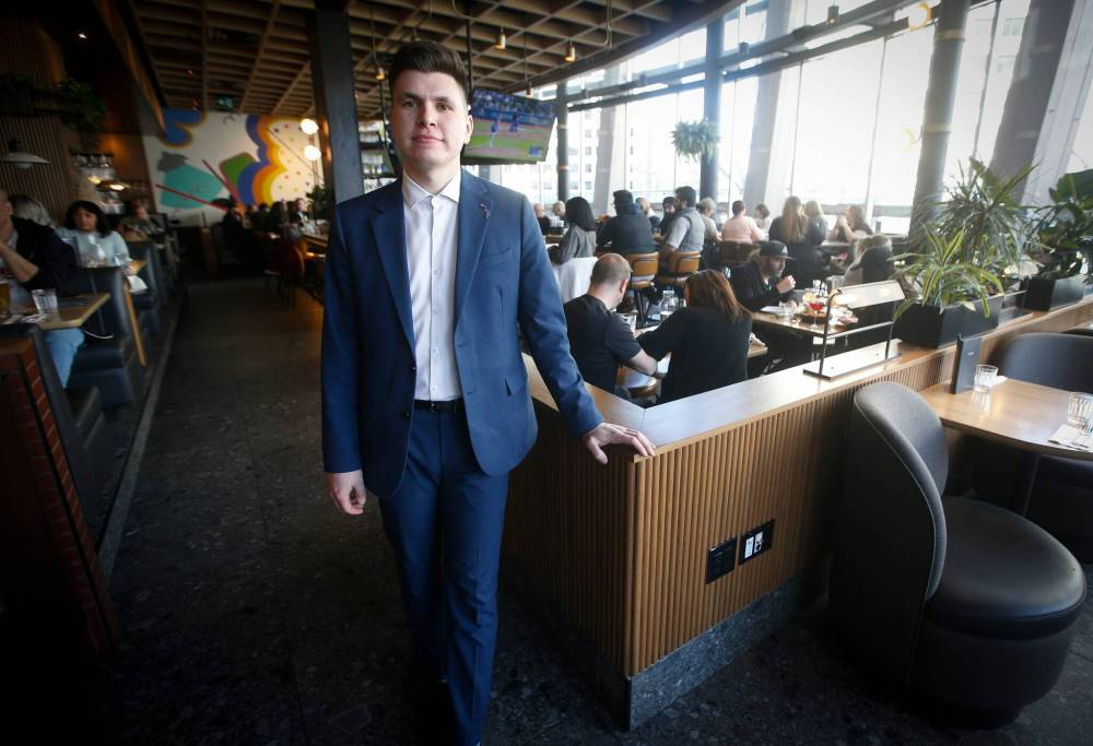 JOHN WOODS / WINNIPEG FREE PRESS
Earl’s on Main manager Josh Munoz is anticipating pandemonium at the restaurant.