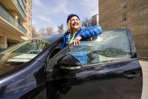 RUTH BONNEVILLE / WINNIPEG FREE PRESS
                                Lori Robinson volunteers with Meals on Wheels, which provides home delivery of nutritious meals to anyone who cannot prepare a meal for themselves.