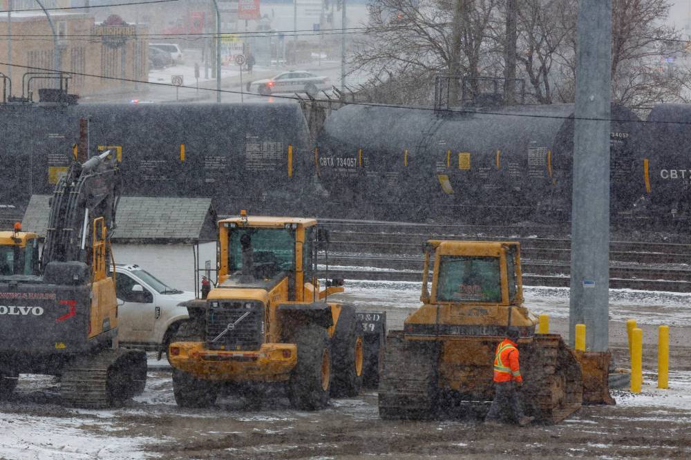 Crews from the WFPS and CP Rail attend a train derailment at the McPhillips Street underpass Friday morning. (Mike Deal / Winnipeg Free Press)