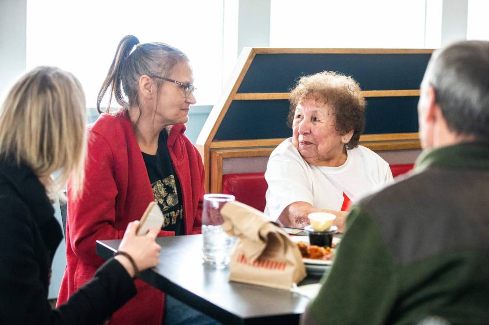 MIKAELA MACKENZIE / WINNIPEG FREE PRESS
                                Former Sals staff Dessie Ridgwell (left) and Patricia Duseigne enjoy a last meal of sorts on the final day before the restaurant closes forever.