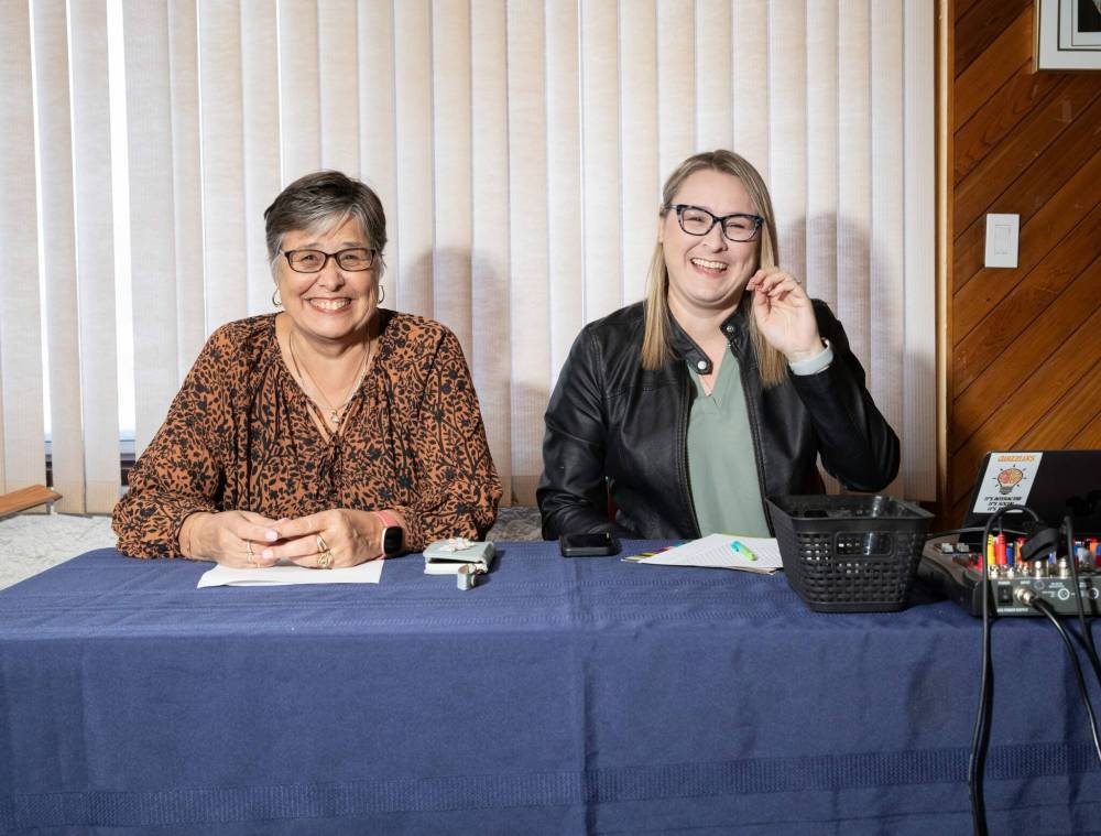 JESSICA LEE / WINNIPEG FREE PRESS
Tara Higham (right) and her mom Margaret Ellison keep track of scores earlier this month at a Quizzlers event at the Transcona Legion.