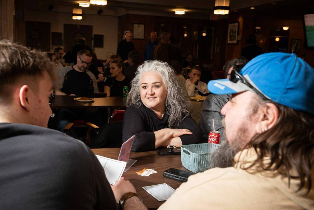 JESSICA LEE / WINNIPEG FREE PRESS
Suzanne Potticary (middle) teams up with Cooper Seniuk (left) and Ron Seniuk for a Quizzlers event at the Transcona Legion recently.