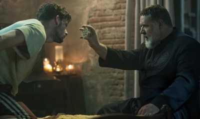 This image released by Sony Pictures shows Russell Crowe, right, in a scene from Screen Gems' 