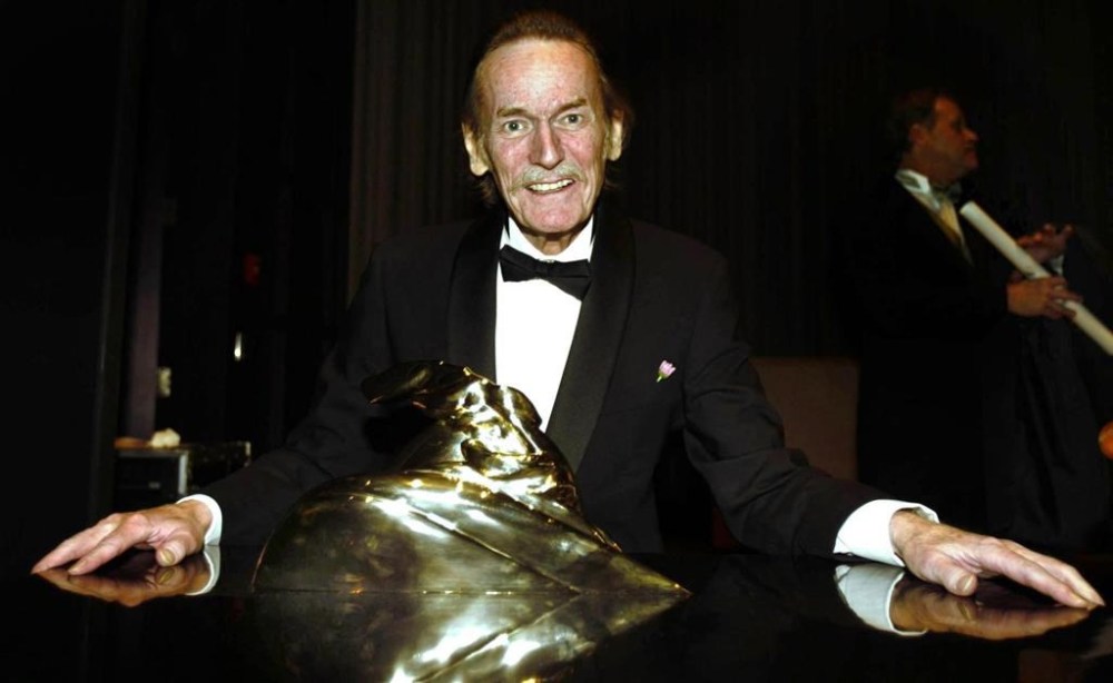 Gordon Lightfoot poses with an award after being inducted into the Canadian Songwriters Hall of Fame in Toronto on December 3, 2003. THE CANADIAN PRESS/Tobin Grimshaw
