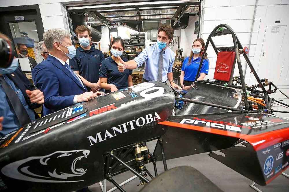 MIKE DEAL / WINNIPEG FREE PRESS
MP Terry Duguid (left) along with U of M Engineering students (from left to right) Brett Stevens, Nivida Mishra, and Emma McTavish show Prime Minister Justin Trudeau an EV race car.