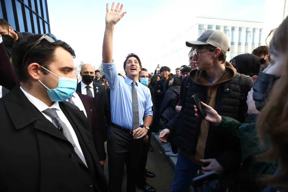 MIKE DEAL / WINNIPEG FREE PRESS
Prime Minister Justin Trudeau waves to students at the University of Manitoba.