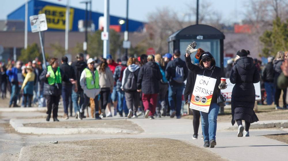MIKE DEAL / WINNIPEG FREE PRESS
Members of the Public Service Alliance of Canada picket outside the Canada Revenue Agency at 66 Stapon Road Tuesday.