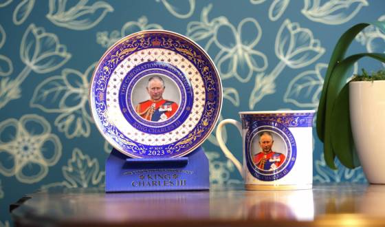 A Coronation cup and saucer brought back from London after Lieutenant Governor of Manitoba Anita Neville's recent visit with the King. (Ruth Bonneville / Winnipeg Free Press)