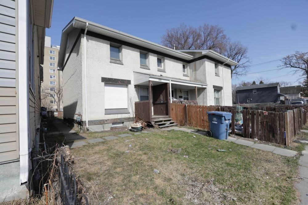 RUTH BONNEVILLE / WINNIPEG FREE PRESS
                                One man is dead and another in hospital after a stabbing attack in on the 100 block of Austin Street North, between Sutherland and Jarvis avenues.