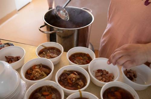 JESSICA LEE / WINNIPEG FREE PRESS
                                Meredith Robinson fills soup bowls.