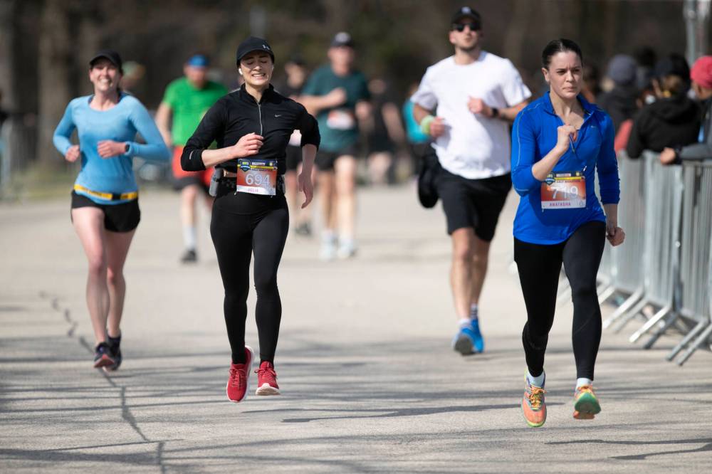 BROOK JONES / WINNIPEG FREE PRESS
                                Niverville resident Julia Mertins (No. 694) picks up the pace as she is just a few metres from the finish line.