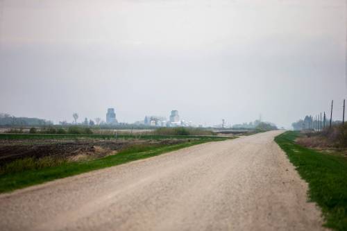 MIKAELA MACKENZIE / WINNIPEG FREE PRESS 
In Snowflake, as in many small towns, the grain elevator is the tallest building.