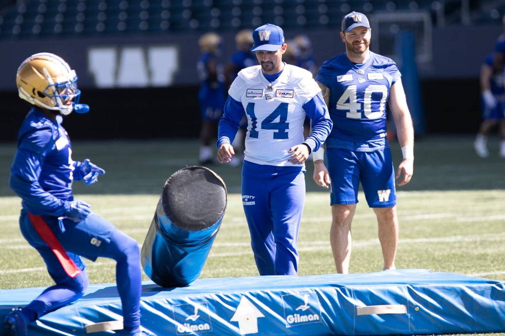 BROOK JONES / WINNIPEG FREE PRESS
Blue Bombers kicker and punter Sergio Castillo (No. 14) helps out with drills during training camp. “It’s definitely good to be back. It just feels like home coming back here and seeing all the familiar faces,” said Castillo.