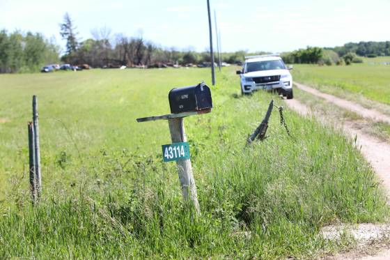 RCMP investigators search for evidence on Eric Wildman's property for his connection with the homicide of Clifford Joseph, who was Wildman's neighbour, near the RM of St. Clements in 2021. (Ruth Bonneville / Winnipeg Free Press files)