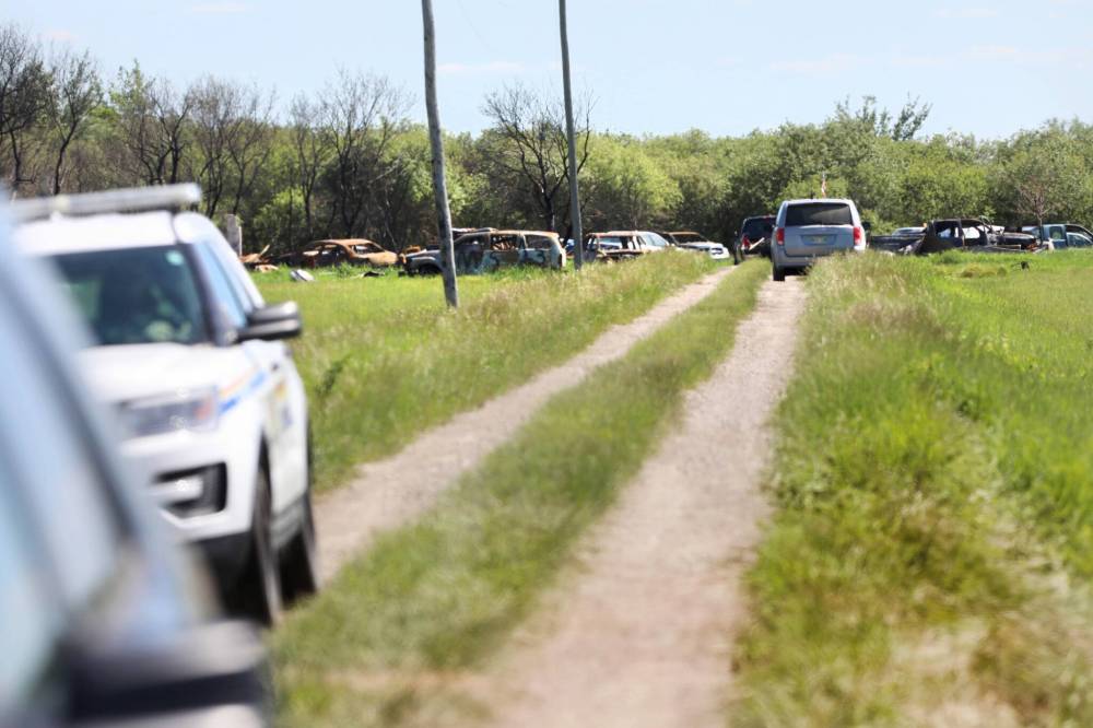 RUTH BONNEVILLE / WINNIPEG FREE PRESS FILES
RCMP investigators search for evidence on Eric Paul Wildman’s property for his connection with the homicide of Clifford Joseph near the RM of St. Clements Tuesday.