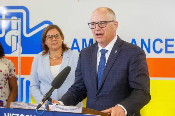 Winnipeg Mayor Scott Gillingham (right), with Premier Heather Stefanson (Mike Deal / Winnipeg Free Press)