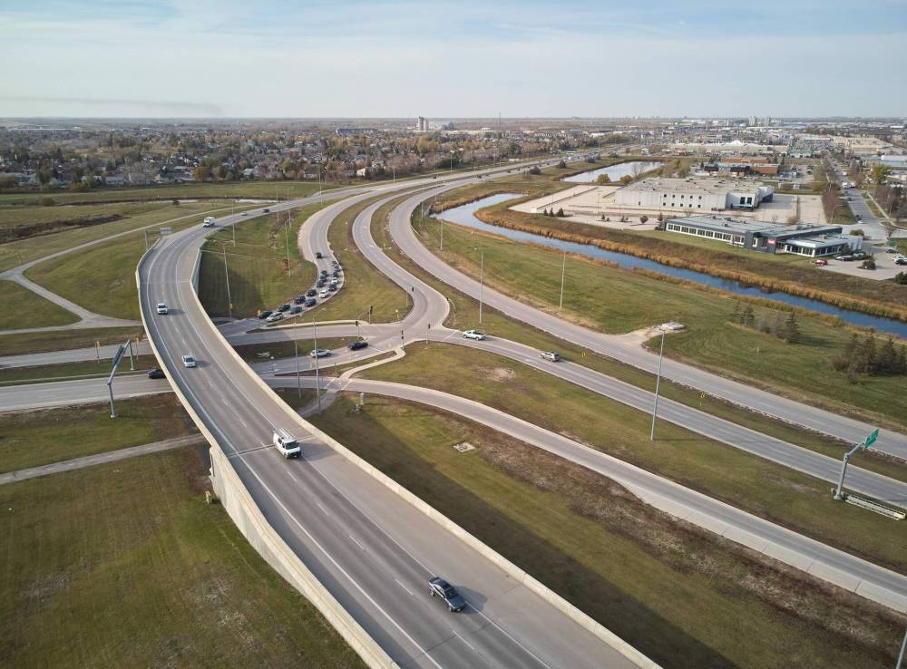 DAVID LIPNOWSKI / WINNIPEG FREE PRESS Files
A widened Kenaston Boulevard won’t ease traffic holdups owing to light-studded roadways, as the plan incorporates stop lights.