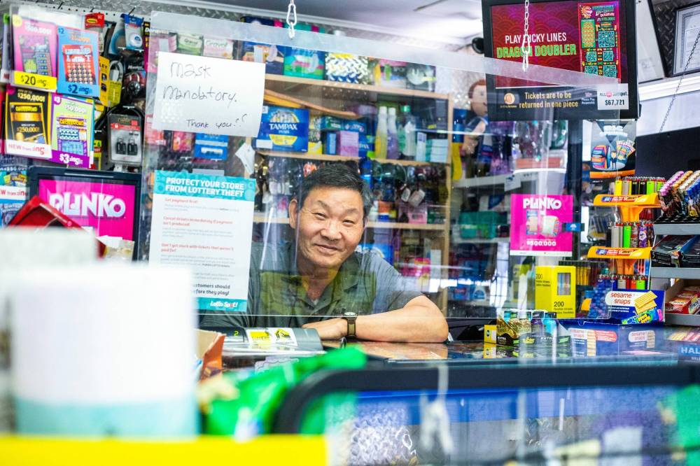 MIKAELA MACKENZIE / WINNIPEG FREE PRESs fileS
Young Na, owner of V-Maxx Convenience Store, plans to stay open despite high prices, which make it tough to buy goods to sell.