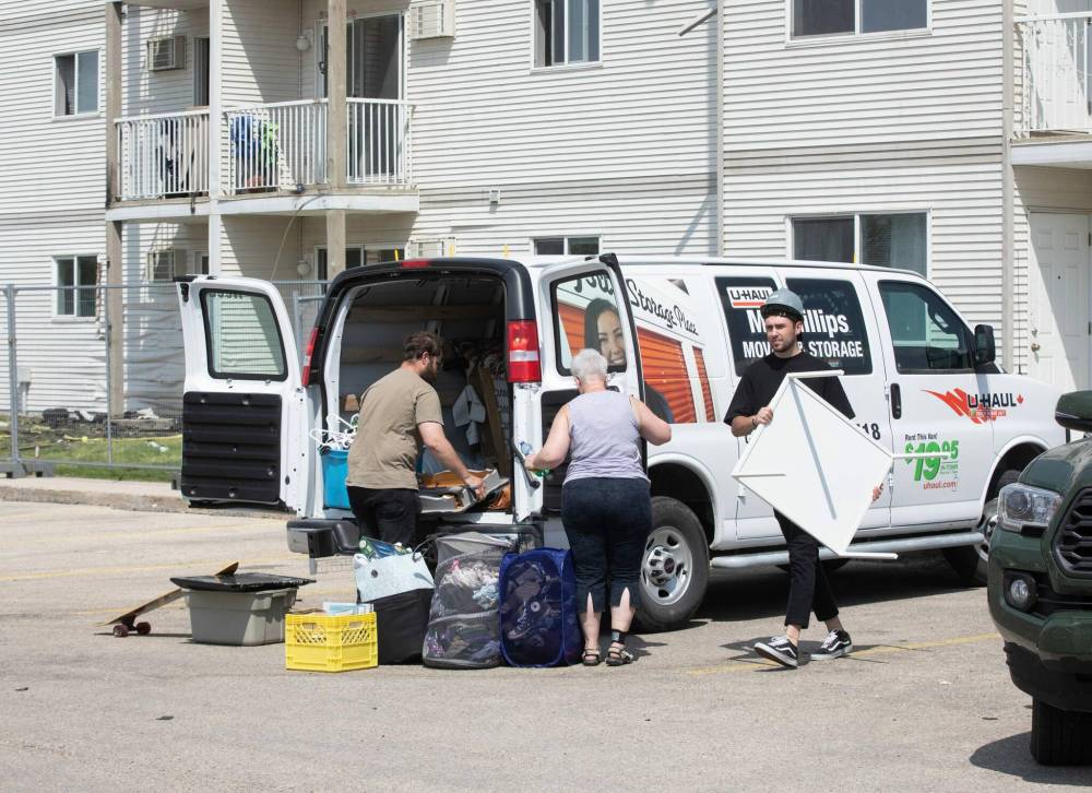 JESSICA LEE / WINNIPEG FREE PRESS
A former Quail Ridge Apartments resident packs up her things with help from friends Friday. The resident, who did not wish to be identified, discovered the theft of jewelry when she was allowed back into her suite.