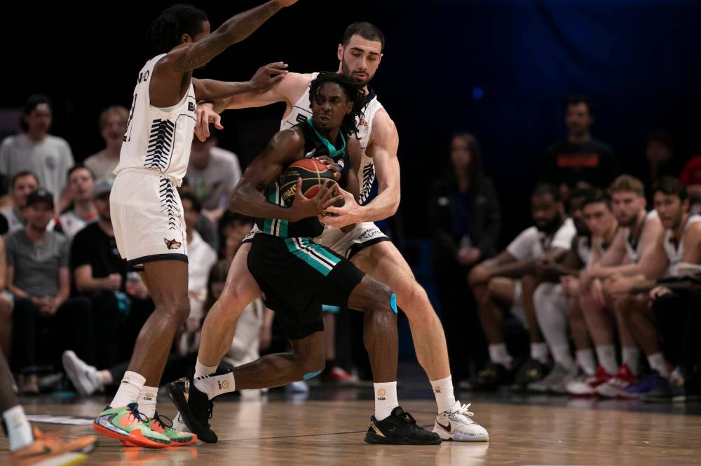 BROOK JONES / WINNIPEG FREE PRESS
Winnipeg Sea Bears guard Michael Okafor fights to maintain possession of the basketball.