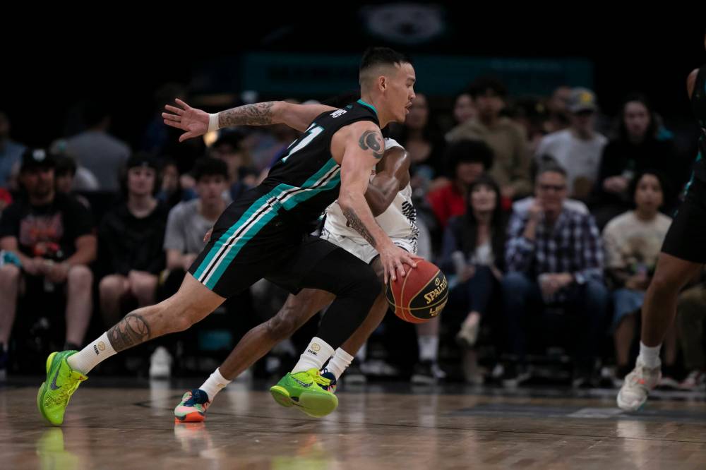 BROOK JONES / WINNIPEG FREE PRESS
Sea Bears guard Glen Yang moves the ball.