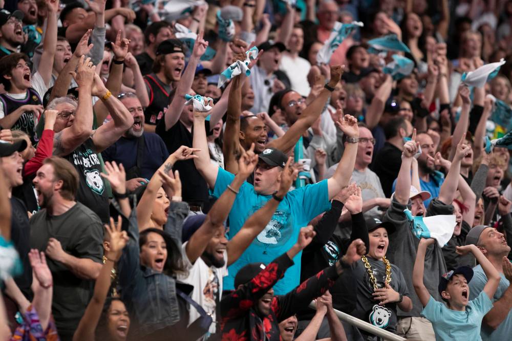 BROOK JONES / WINNIPEG FREE PRESS
Fans cheer on the Winnipeg Sea Bears as the new team made its Canadian Elite Basketball League debut Saturday night. The Sea Bears beat the visiting Vancouver Bandits 90-85