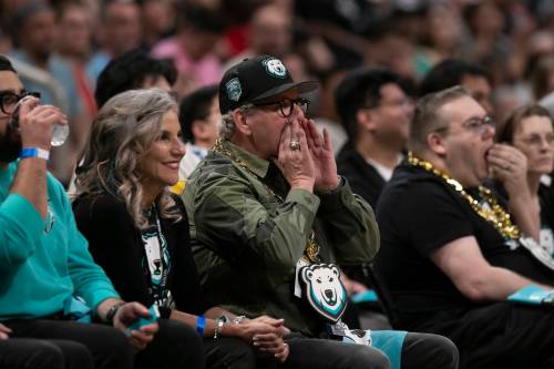 BROOK JONES / WINNIPEG FREE PRESS
                                Winnipeg Sea Bears owner and chairman David Asper cheers for the home team, while he watches the game with his wife, Ruth, and their son, Max at Saturday&rsquo;s game against the visiting Vancouver Bandits at Canada Life Centre.