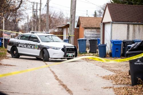 Police investigate the scene of a homicide in 2022. (Mikaela MacKenzie / Winnipeg Free Press files)