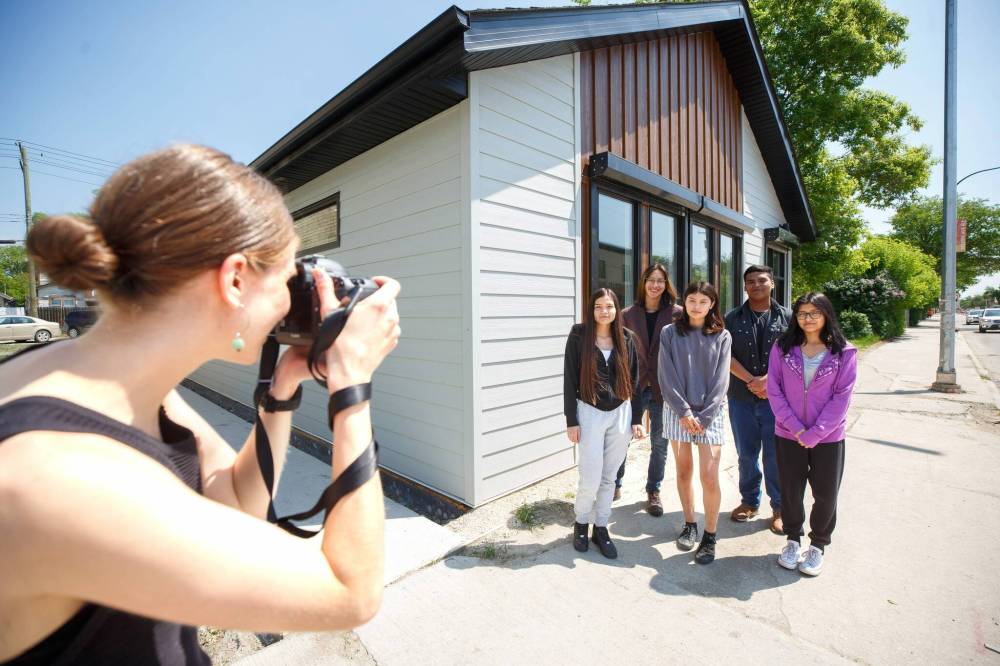 Mike Deal / Winnipeg Free Press
Students from left: Elissa Guimond, Logan Harvey, Erica Guimond, Orlando Harper, and Kirklynn Harper get their photo taken by Alana Ollinger community organizer at CEDA, during the opening ceremony for Niiwin Minisiwiwag school, located at 383 Selkrik Avenue.