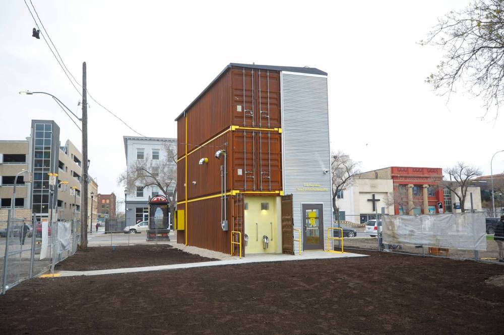 MIKE DEAL / WINNIPEG FREE PRESS FILES
The grant will continue as long as the city keeps funding 10 hours of daily peer support services at the Amoowigamig facility (715 Main St.)., which largely serves vulnerable people who lack other “places to go.”