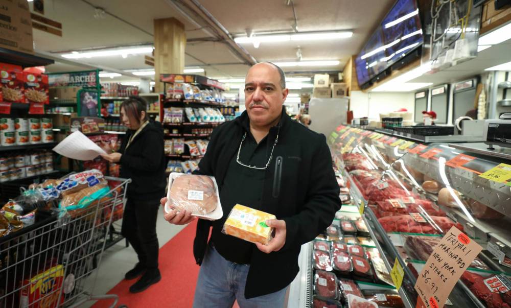 Ruth Bonneville / Winnipeg Free Press Files
Munther Zeid, owner of the local Food Fare chain, said he finds most people are making sacrifices on what to purchase off their grocery list.