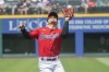 Cleveland Guardians' Andres Gimenez catches a pop-fly hit by Chicago White Sox' Andrew Vaughn during the fifth inning of a baseball game in Cleveland, Wednesday, May 24, 2023. (AP Photo/Phil Long)