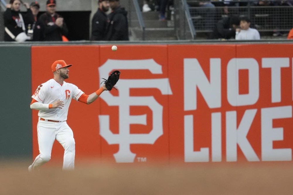 San Francisco Giants left fielder Mitch Haniger makes a fielding error on a single hit by Pittsburgh Pirates' Jason Delay during the fifth inning of a baseball game in San Francisco, Tuesday, May 30, 2023. (AP Photo/Jeff Chiu)