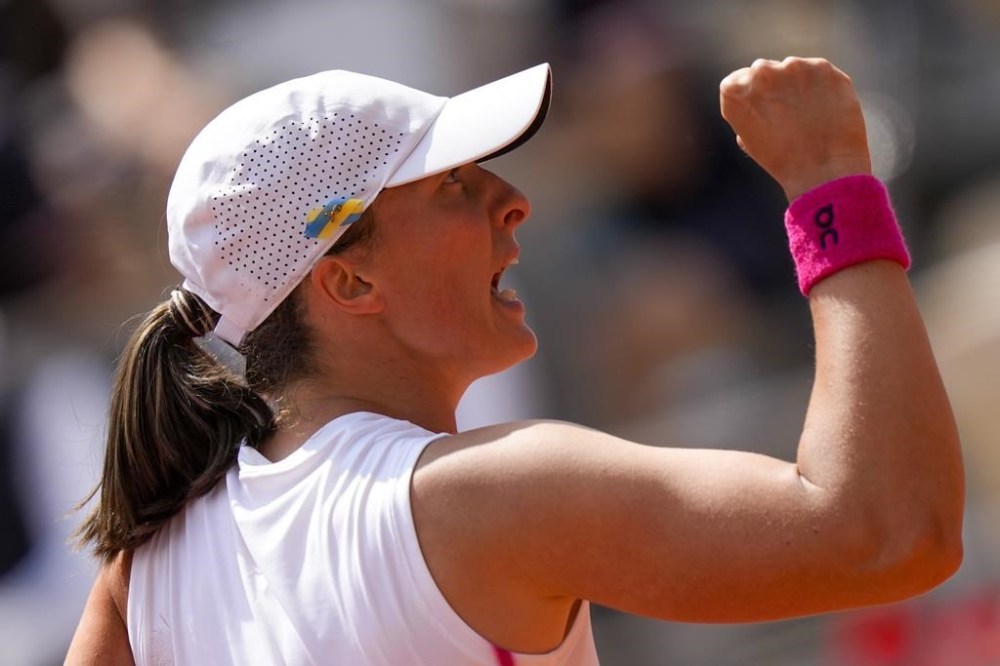 Poland's Iga Swiatek clenches her fist after scoring a point against Coco Gauff of the U.S. during their quarterfinal match of the French Open tennis tournament at the Roland Garros stadium in Paris, Wednesday, June 7, 2023. (AP Photo/Thibault Camus)