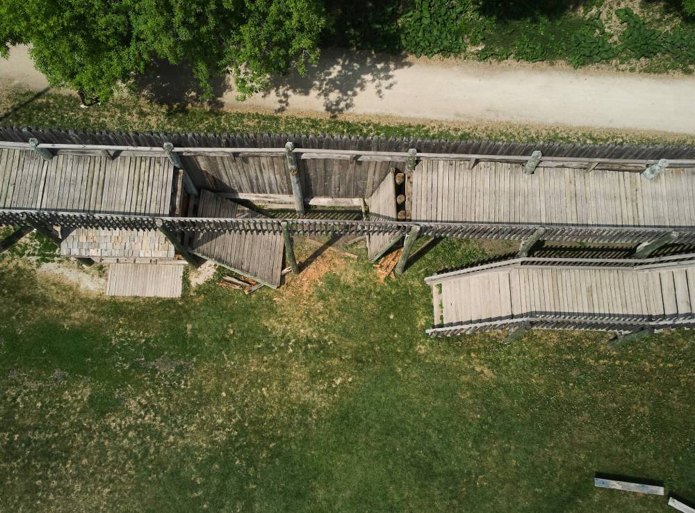 (David Lipnowski / Winnipeg Free Press)
An elevated walkway at Fort Gibraltar collapsed during a school field trip, causing 17 children, and an adult to be taken to hospital Wednesday.