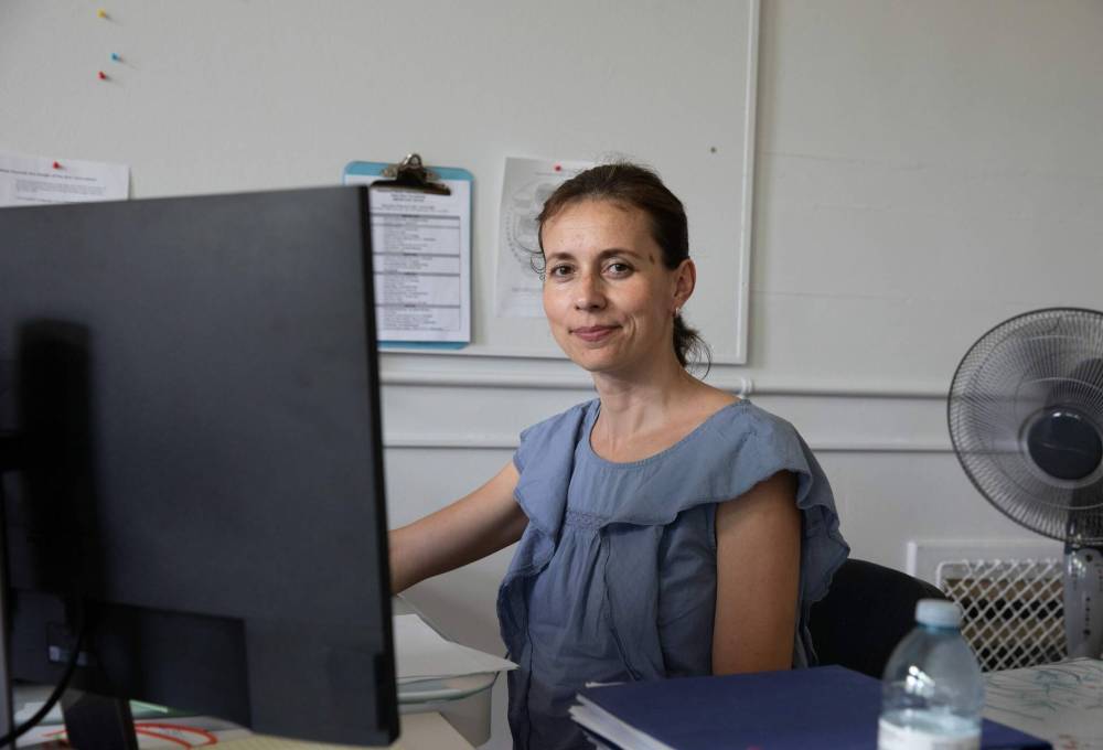 JESSICA LEE / WINNIPEG FREE PRESS
WSD’s Virtual School teacher Mariana Raikh teaches English to grades 9-12 at the Adolescent Parent Centre. Teachers use Google Suite to deliver and record lessons for a mix of synchronous and asynchronous instruction.