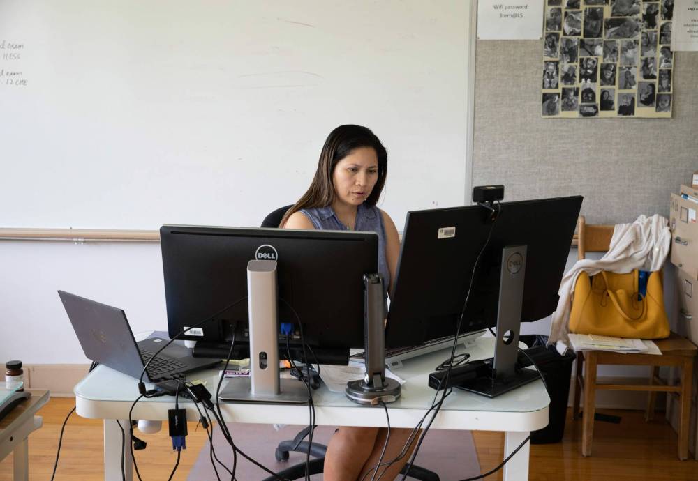 JESSICA LEE / WINNIPEG FREE PRESS
WSD’s Virtual School teacher Lilibeth Remonte teaches Math and Science at the Adolescent Parent Centre. It costs upwards of $1 million to operate the school annually.
