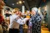 MIKAELA MACKENZIE / WINNIPEG FREE PRESS
                                Valentina Gordienko hands a Korovai bread (a traditional Ukrainian welcome gesture) to governor general Mary Simon at Oseredok Ukrainian Cultural and Education Centre on Tuesday.