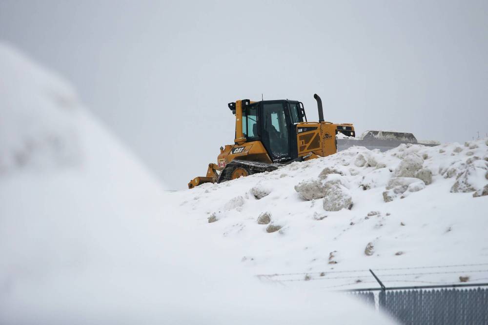 JOHN WOODS / WINNIPEG FREE PRESS FILES
The move is required because the province expropriated the current snow dump site to provide room to relocate a service road off the Perimeter Highway, said Michael Cantor, the city’s manager of streets maintenance.