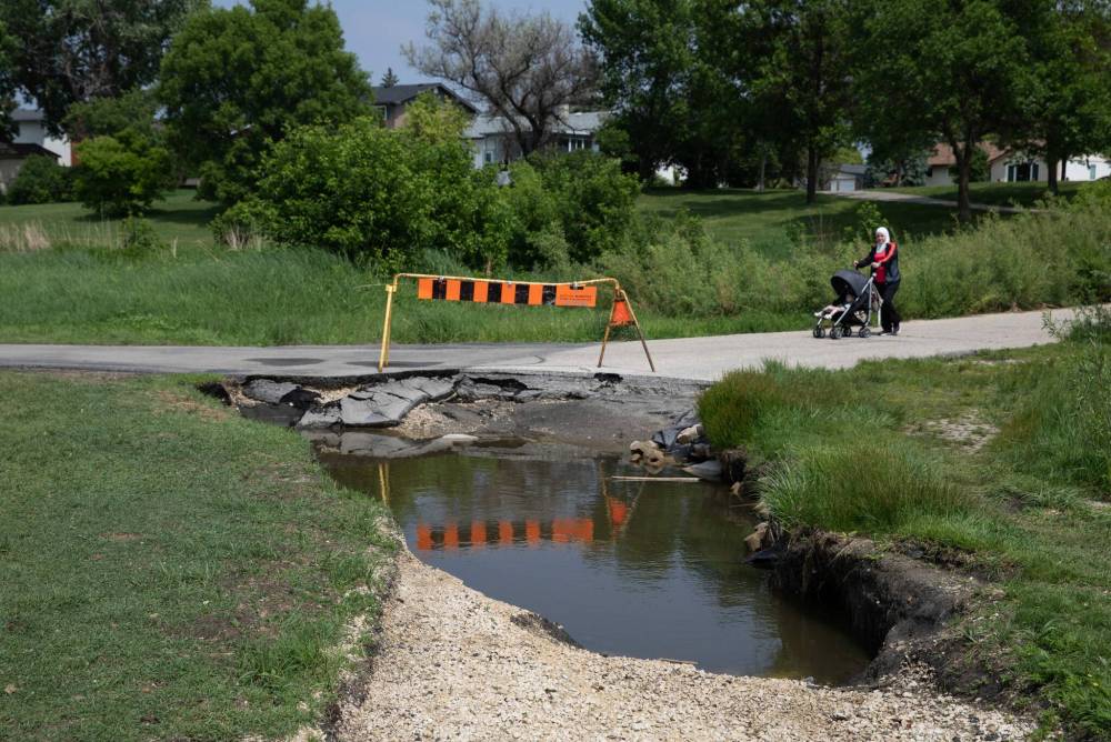 JESSICA LEE / WINNIPEG FREE PRESS
While most of the damage is concentrated on the path leading to a playground on Amarynth Crescent and the main Sturgeon Creek path is still passable, Randall Hull said many residents routinely walk and bike in the area, raising the risk of potential injury.
