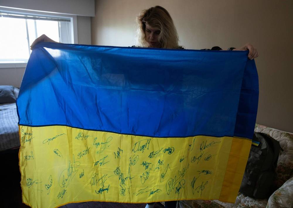 JESSICA LEE / WINNIPEG FREE PRESS
Hanna Sidorchenko brought back her husband’s military backpack and a flag signed by fellow members of his battalion.