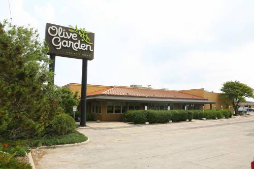 MIKE DEAL / WINNIPEG FREE PRESS
                                An 18-year-old woman working at an Olive Garden in Transcona was rushed to hospital after she was stabbed in an unprovoked attack Thursday night.