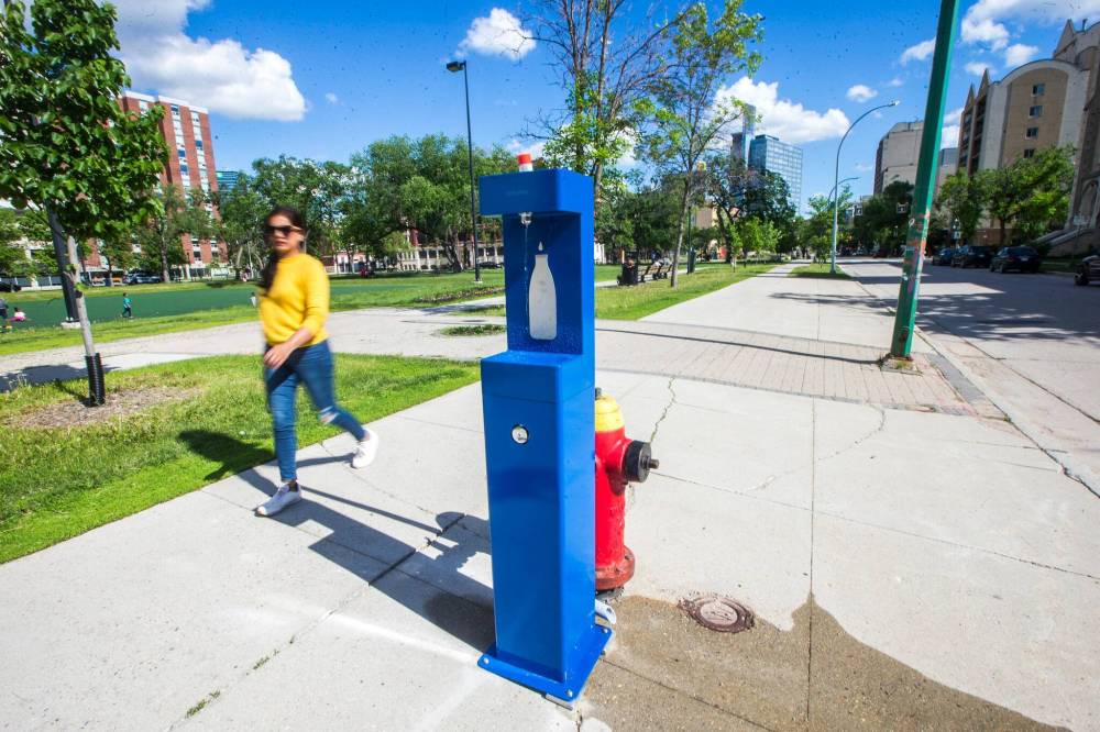 MIKAELA MACKENZIE / WINNIPEG FREE PRESS
A new hydration station at Central Park in Winnipeg provides clean drinking water during the summer months. This is the first in a three-station pilot project to be installed.