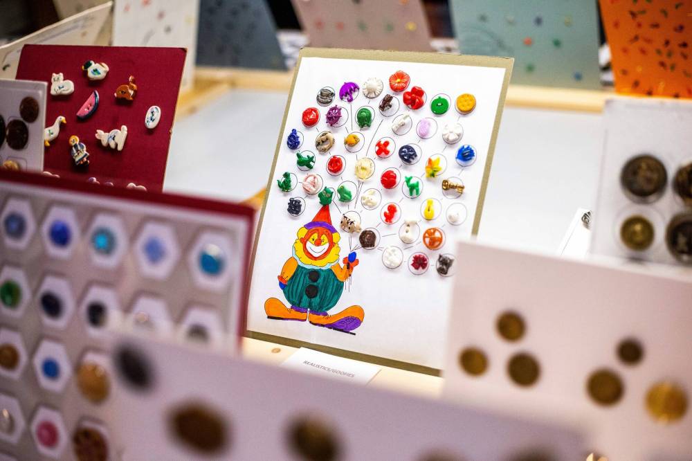MIKAELA MACKENZIE / WINNIPEG FREE PRESS
Wasney organizes individual buttons on high-quality display cards called ‘theme boards’ by fastening each in place with plastic-coated wire.