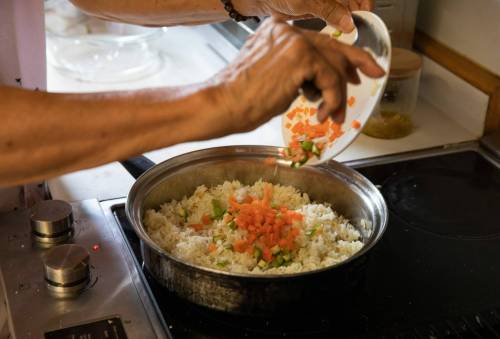 JESSICA LEE / WINNIPEG FREE PRESS 
                                Rod Cantiveros prepares rice in a pan at his son Ron&rsquo;s home.
