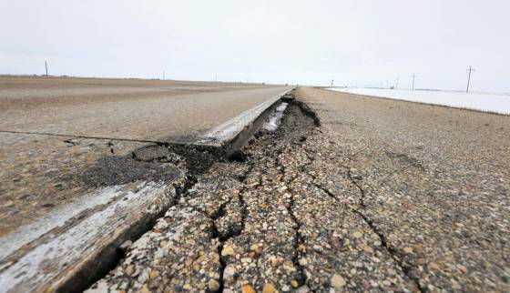 Highway 75 south of Ste. Agathe heading to Morris has long stretches of broken road with deep pot holes and cracks. (Ruth Bonneville / Winnipeg Free Press files)