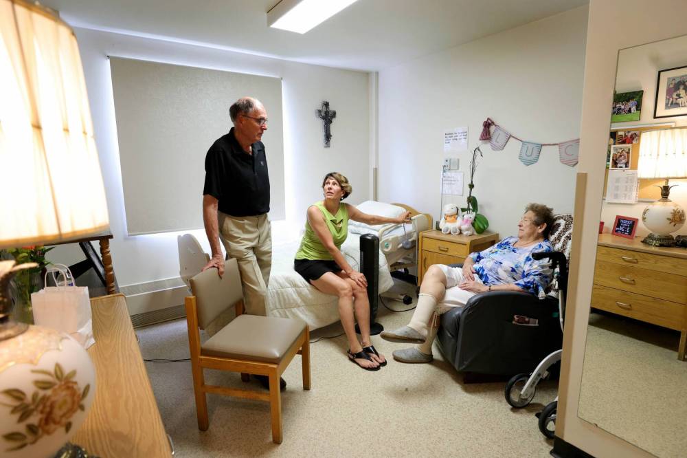 RUTH BONNEVILLE / WINNIPEG FREE PRESS
Dianne Grey-Wysocki’s mother, who has dementia, has been at Golden Links Lodge in south St. Vital since January. Her time there has otherwise been very good, her daughter said.