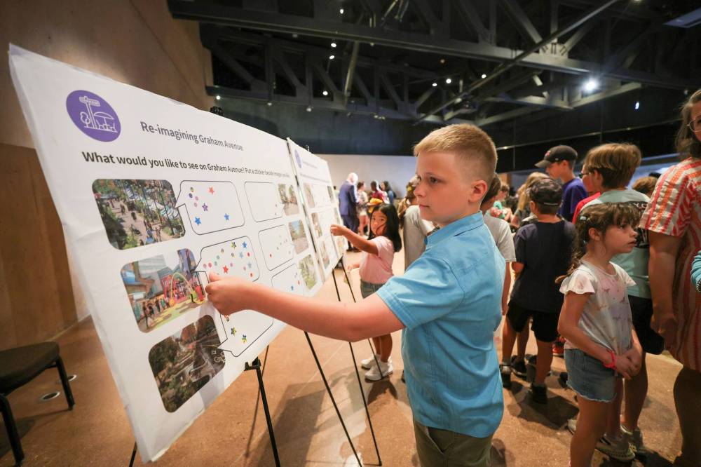 RUTH BONNEVILLE / WINNIPEG FREE PRESS
Using Minecraft, the students envisioned greenhouses, mental health centres and more in their virtual rendering of downtown Winnipeg.